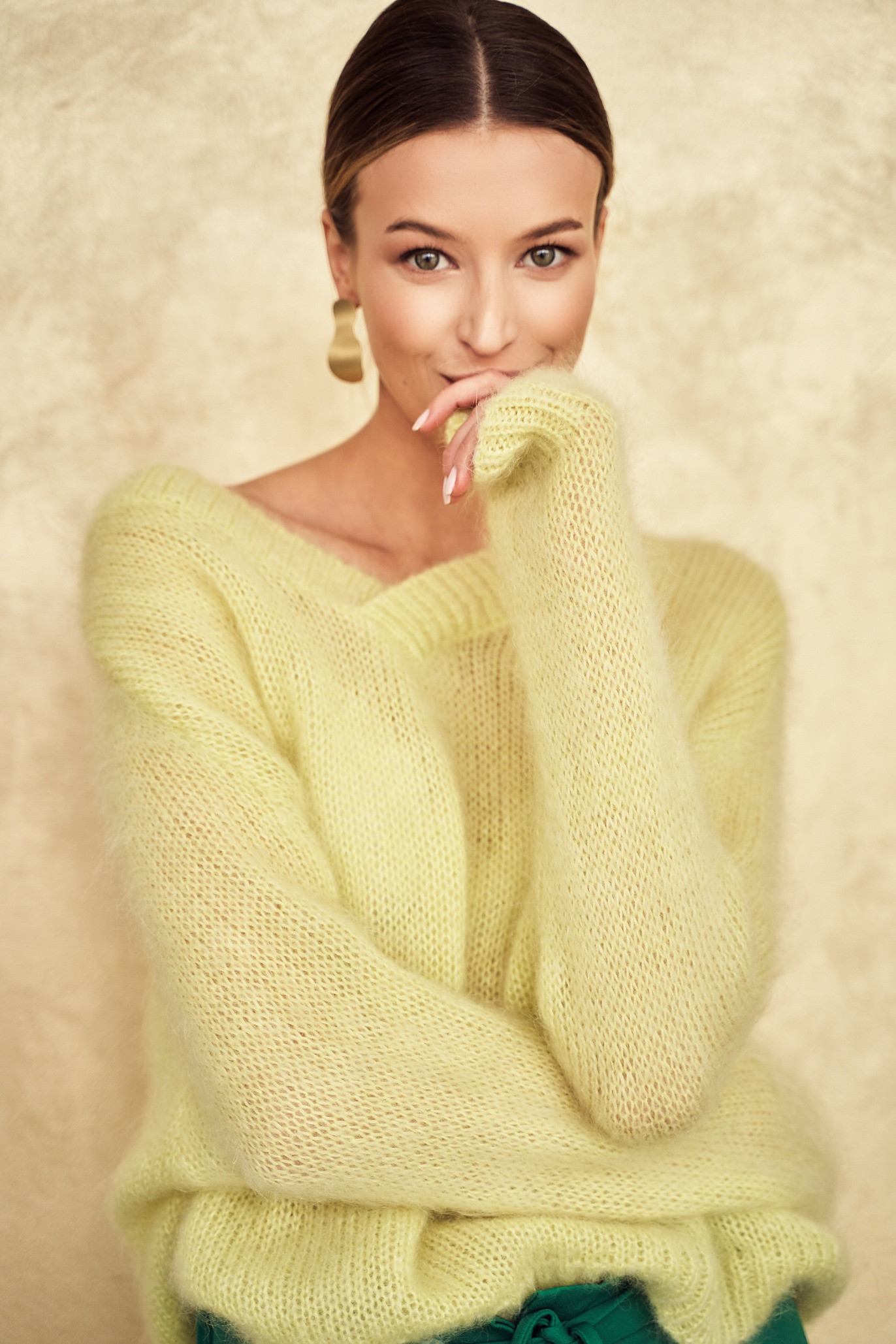Sweter z dekoltem limonka