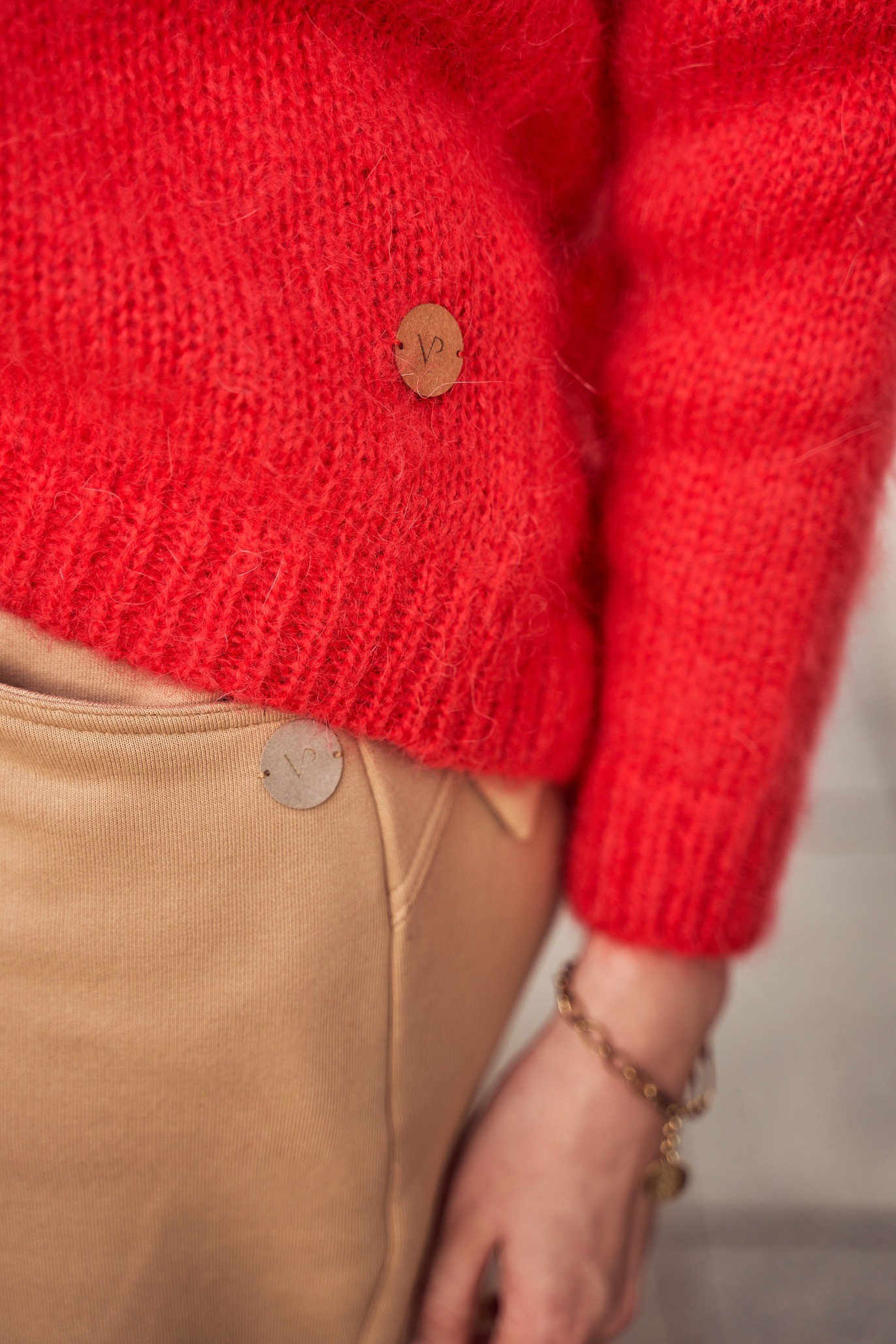 Sweter z dekoltem LAINE
