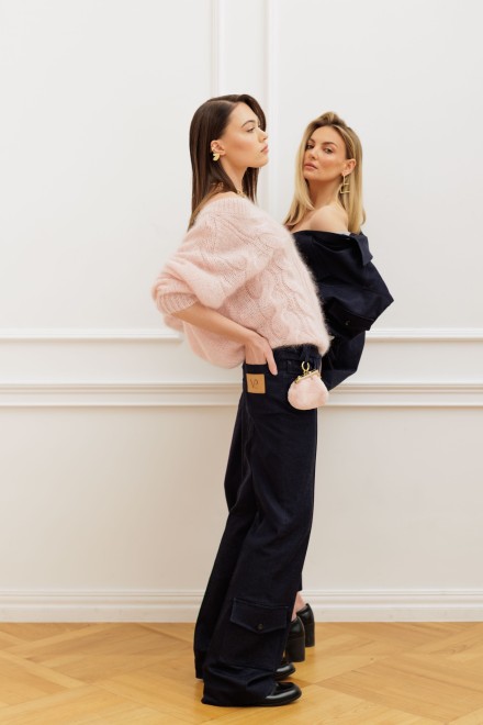 Sweter z dekoltem COZY pudrowy róż